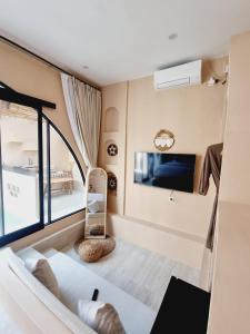 Кровать или кровати в номере Scala Villas With Private Pool Yogyakarta