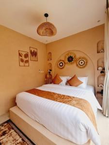 Кровать или кровати в номере Scala Villas With Private Pool Yogyakarta
