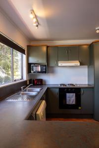 Kuchyň nebo kuchyňský kout v ubytování Haka House Taupo