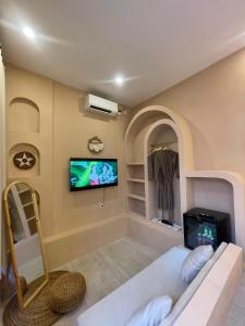 Телевизор и/или развлекательный центр в Scala Villas With Private Pool Yogyakarta