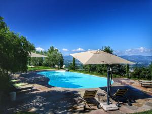 Bazén v ubytovaní Detached villa for 6-pers with outdoor swimming pool alebo v jeho blízkosti