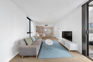 Televisyen dan/atau pusat hiburan di Avani Hotel 1BR Private Apt Casino Beach Dining
