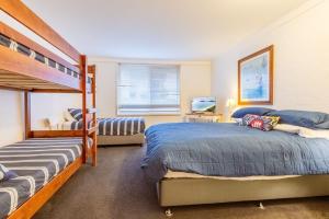 Postel nebo postele na pokoji v ubytování Corlette Waterfront 2 Waterfront Luxury WI FI Aircon Boat Parking