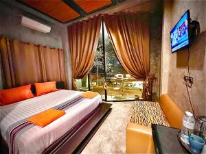 Кровать или кровати в номере Theloft boutique nakhonpanom +102 фотографии