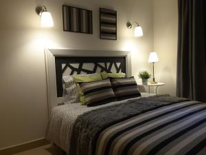 1 dormitorio con 1 cama con 2 almohadas en Apartamento Berenguela, en Córdoba