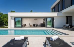 una piscina en el patio trasero de una casa en Villa Karbula, en Poreč