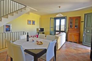 a dining room with a table and chairs at Casa Vacanza Arbatax in Àrbatax