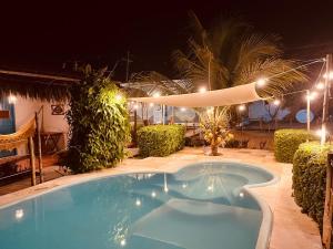 皮廷布Pousada Vila Lua Bela的夜间在院子里的游泳池