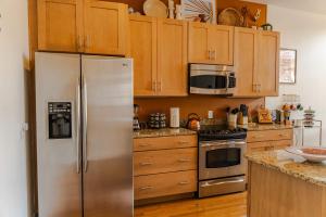 Η κουζίνα ή μικρή κουζίνα στο 2-Unit Condo in the Vibrant NuLu District