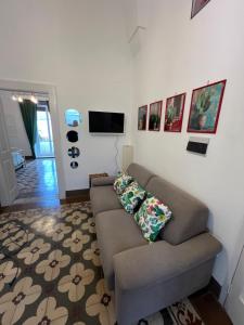 un soggiorno con divano e TV a schermo piatto di Domus Olea & Opuntia Salento a Galatone