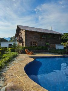 una casa e una piscina di fronte a una casa di Grand Saint Bernard Juayúa a Juayúa