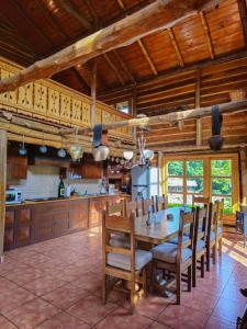 una cucina e una sala da pranzo con tavolo e sedie di Grand Saint Bernard Juayúa a Juayúa Altre 20 foto