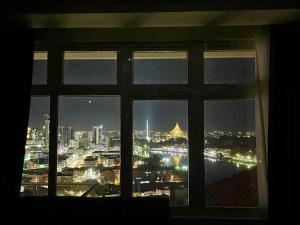 Nespecifikovaný výhled na destinaci Kučing nebo výhled na město při pohledu z apartmánu + 46 fotografií