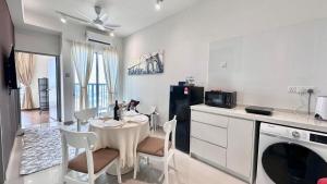 Η κουζίνα ή μικρή κουζίνα στο 121 Residences by manatidur Near One Utama