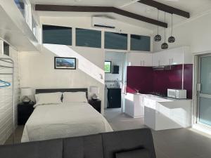 una grande camera da letto con letto e cucina di Furnished Modern Unit Great Location Labasa Jumanzuls Abode a Labasa