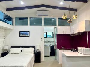 una camera da letto con un letto grande e una cucina di Furnished Modern Unit Great Location Labasa Jumanzuls Abode a Labasa