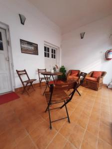 un salon avec une table et des chaises dans l'établissement Colonial Heritage Bungalow, à Prayagraj