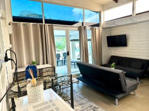 un soggiorno con un divano e un tavolo di Furnished Modern Unit Great Location Labasa Jumanzuls Abode a Labasa
