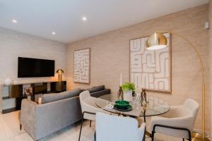 Μια τηλεόραση ή/και κέντρο ψυχαγωγίας στο Maresol Luxury Apartment