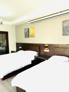 Postel nebo postele na pokoji v ubytování Chongqing Justom Family Apartment Hotel Jiaochangkou Branch