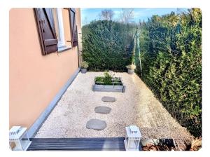 OrnexApt with garden in Ferney Ideal UN or CERN的享有带2个白色长椅的庭院的景致。 更多3张照片