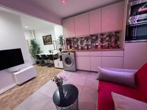 Una sala de estar con un sofá y un microondas. en Beau F3 Proche Paris & Orly, 6 pers - Parking - Metro 14 & RER C, en Thiais