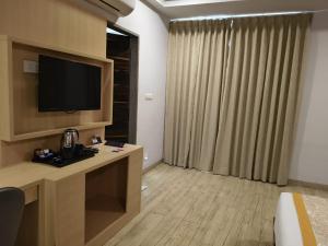 Kuchyň nebo kuchyňský kout v ubytování Grand Continent Hotel - HiTec City, Laxmi Cyber City, Hyderabad + 13 fotografií