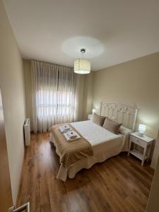 a bedroom with a large bed and a window at Rincon Talo Río in Arcade +18 photos