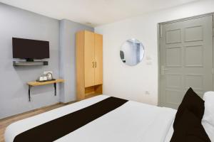 Postel nebo postele na pokoji v ubytování Super Townhouse Shahdara Near Yamuna Sports Complex Formerly Hotel Ipotel + 24 fotografií