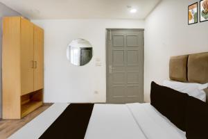 Postel nebo postele na pokoji v ubytování Super Townhouse Shahdara Near Yamuna Sports Complex Formerly Hotel Ipotel
