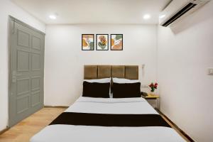 Postel nebo postele na pokoji v ubytování Super Townhouse Shahdara Near Yamuna Sports Complex Formerly Hotel Ipotel