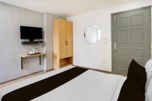 Postel nebo postele na pokoji v ubytování Super Townhouse Shahdara Near Yamuna Sports Complex Formerly Hotel Ipotel