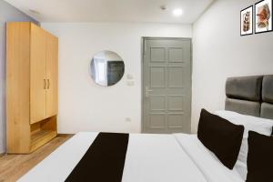 Postel nebo postele na pokoji v ubytování Super Townhouse Shahdara Near Yamuna Sports Complex Formerly Hotel Ipotel