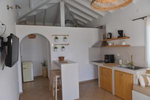 Η κουζίνα ή μικρή κουζίνα στο Nafsika Residences