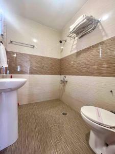 Bilik mandi di Tourist Hotel 10 minutes walking distance from the mall