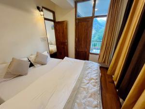 Katil atau katil-katil dalam bilik di Tourist Hotel 10 minutes walking distance from the mall
