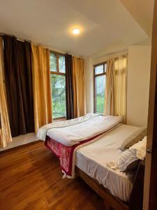 Katil atau katil-katil dalam bilik di Tourist Hotel 10 minutes walking distance from the mall