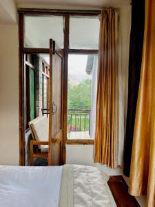Katil atau katil-katil dalam bilik di Tourist Hotel 10 minutes walking distance from the mall
