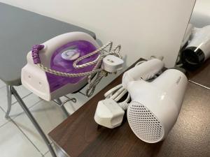 a hair salon with a fan and a hair dryer at SDD HOMESTAY 2 - Benoni Garden Apartment in Papar