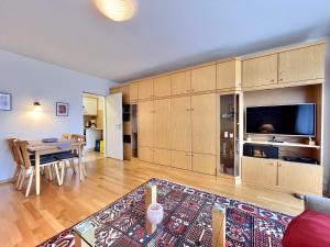 Una sala de estar con una mesa y un comedor. en Alpenrose B7 Montana Haus, en Oberstdorf