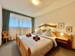 Un dormitorio con una cama grande y una ventana. en Alpenrose B7 Montana Haus, en Oberstdorf 25 fotos más
