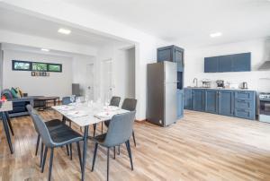 a kitchen and dining room with a table and chairs at Villa Olive avec piscine privée, proche de la mer in Flic-en-Flac