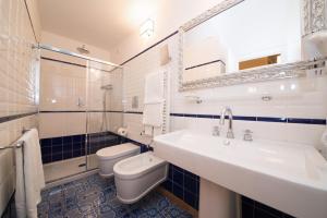 馬奧萊的住宿－美爾住宿加早餐旅館，白色的浴室设有水槽和卫生间。