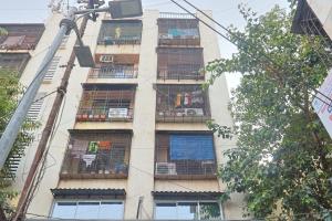 塞恩Hotel Sapphire Inn Residency的建筑的侧面有笼子