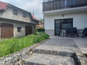 eine Terrasse mit einem Steinweg neben einem Haus in der Unterkunft LaykaFlat in Rakek