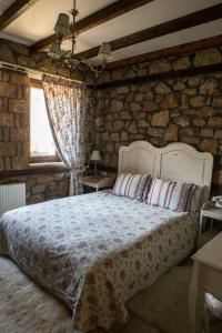 Postel nebo postele na pokoji v ubytování Archontiko Emmanouilidi Suites