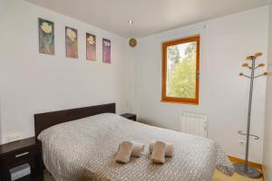 Posteľ alebo postele v izbe v ubytovaní Casa con gran jardín y piscina en Cabarceno