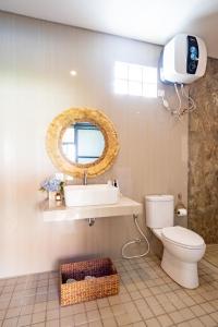 ケロボカンにあるAlicia - Soak Up the Sun - Stylish 2BR Villa with Oversized Poolの洗面台、トイレ、鏡のあるバスルーム +19枚の写真
