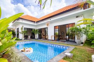 ケロボカンにあるAlicia - Soak Up the Sun - Stylish 2BR Villa with Oversized Poolのヴィラ(家の前にスイミングプール付)