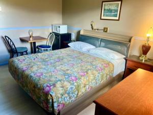 Postel nebo postele na pokoji v ubytování Valemount Hotel + 3 fotografie